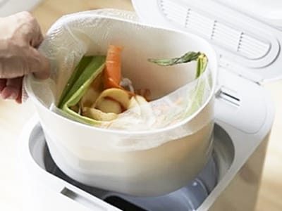 生ごみ処理機パリパリキューを使用している様子