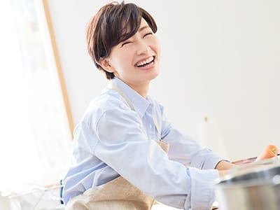 笑顔の女性の写真